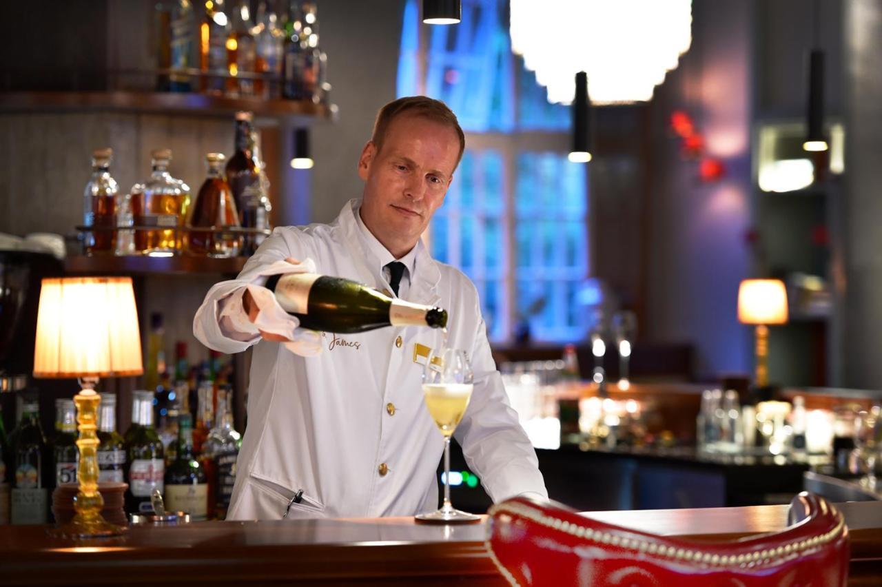 Das James فلنسبورغ المظهر الخارجي الصورة A bartender at work